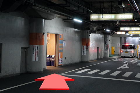 地下駐車場の堺町南出入口で出てください