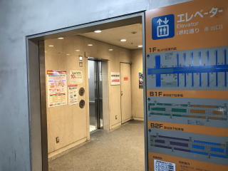 堺町通り南出入口エレベーター